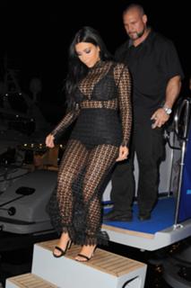 Kim Kardashian feet photo thumbnail
