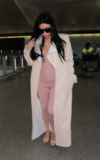 Kim Kardashian feet photo thumbnail