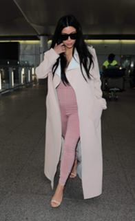 Kim Kardashian feet photo thumbnail