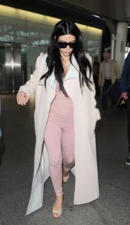 Kim Kardashian feet photo thumbnail