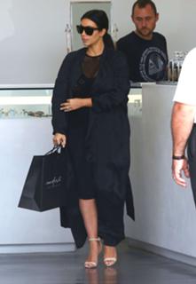 Kim Kardashian feet photo thumbnail