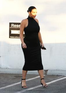 Kim Kardashian feet photo thumbnail