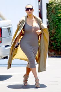 Kim Kardashian feet photo thumbnail