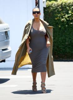 Kim Kardashian feet photo thumbnail