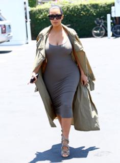 Kim Kardashian feet photo thumbnail