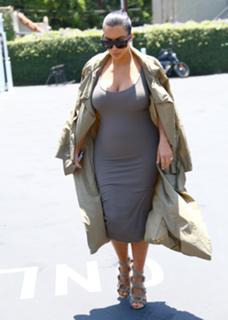 Kim Kardashian feet photo thumbnail