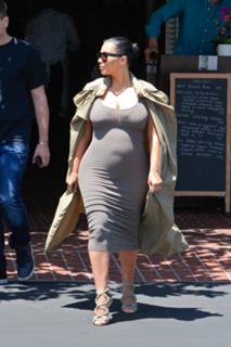 Kim Kardashian feet photo thumbnail