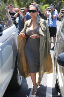 Kim Kardashian feet photo thumbnail