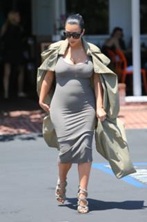 Kim Kardashian feet photo thumbnail