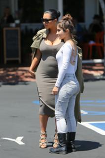 Kim Kardashian feet photo thumbnail