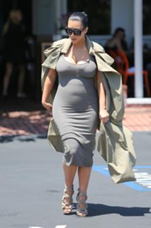 Kim Kardashian feet photo thumbnail