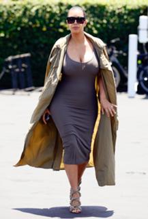 Kim Kardashian feet photo thumbnail