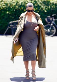 Kim Kardashian feet photo thumbnail