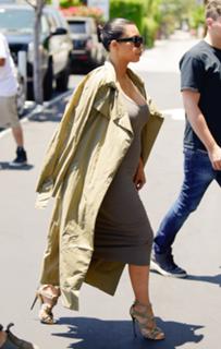 Kim Kardashian feet photo thumbnail