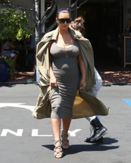 Kim Kardashian feet photo thumbnail