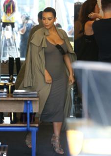 Kim Kardashian feet photo thumbnail