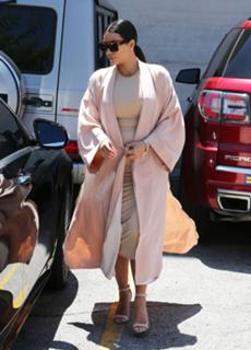 Kim Kardashian feet photo thumbnail