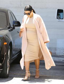 Kim Kardashian feet photo thumbnail