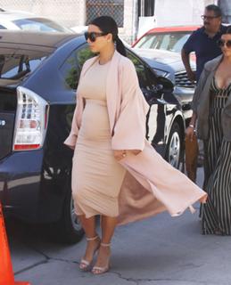 Kim Kardashian feet photo thumbnail