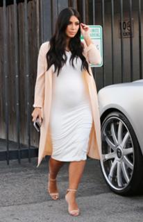 Kim Kardashian feet photo thumbnail