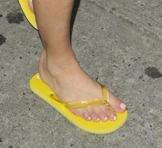 Kim Kardashian feet photo thumbnail