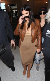 Kim Kardashian feet photo thumbnail