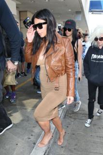Kim Kardashian feet photo thumbnail