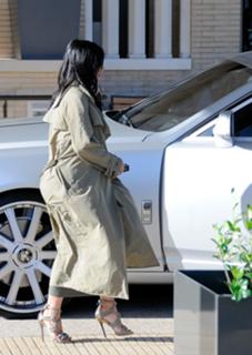 Kim Kardashian feet photo thumbnail