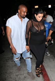 Kim Kardashian feet photo thumbnail