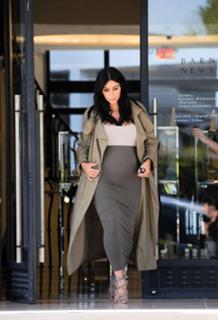 Kim Kardashian feet photo thumbnail
