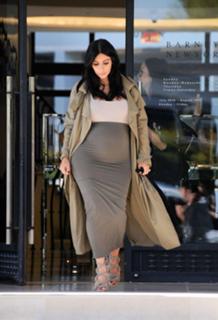 Kim Kardashian feet photo thumbnail
