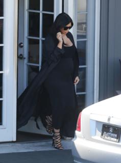 Kim Kardashian feet photo thumbnail
