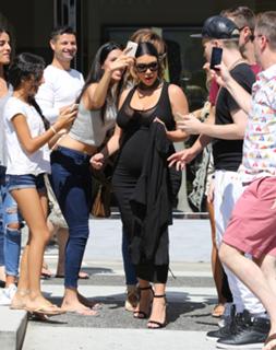 Kim Kardashian feet photo thumbnail
