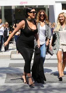 Kim Kardashian feet photo thumbnail