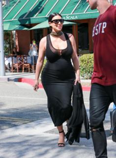 Kim Kardashian feet photo thumbnail