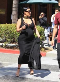 Kim Kardashian feet photo thumbnail