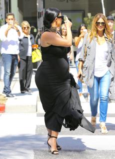 Kim Kardashian feet photo thumbnail