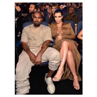 Kim Kardashian feet photo thumbnail