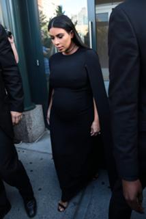 Kim Kardashian feet photo thumbnail