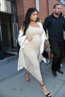 Kim Kardashian feet photo thumbnail