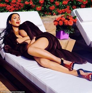 Kim Kardashian feet photo thumbnail