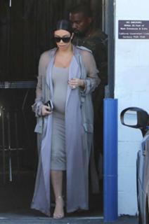 Kim Kardashian feet photo thumbnail