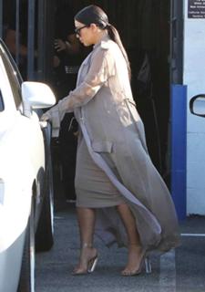 Kim Kardashian feet photo thumbnail