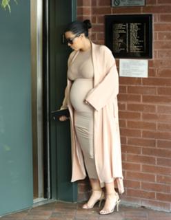 Kim Kardashian feet photo thumbnail
