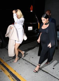 Kim Kardashian feet photo thumbnail
