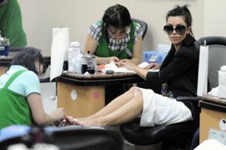 Kim Kardashian feet photo thumbnail