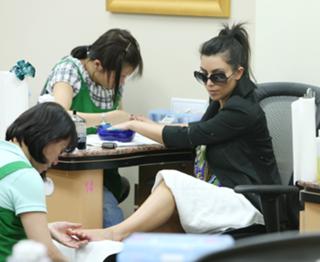 Kim Kardashian feet photo thumbnail