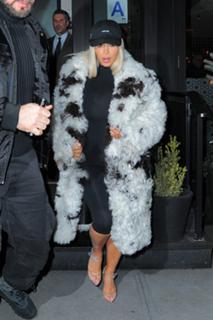 Kim Kardashian feet photo thumbnail