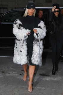 Kim Kardashian feet photo thumbnail