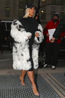 Kim Kardashian feet photo thumbnail